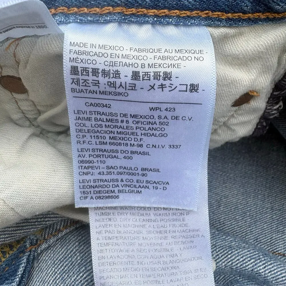 Levi’s‎ Jeans 501 33 x 34 Med Wash Button Fly Classic Casual Normcore Americana